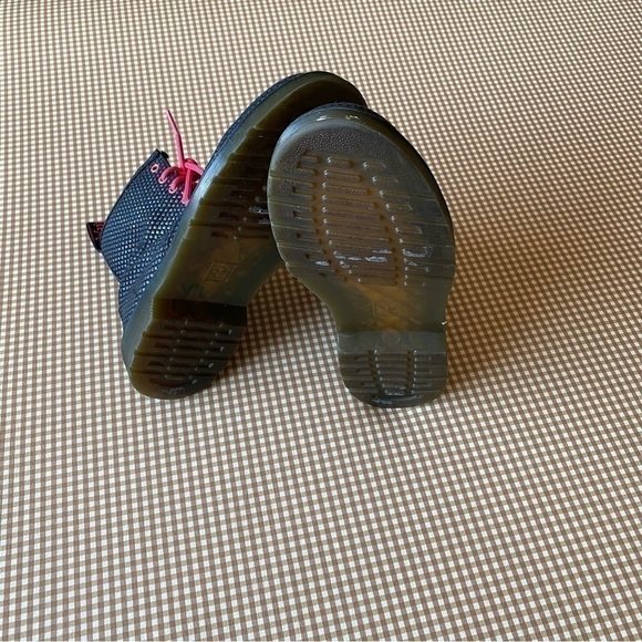 Dr. Martens Delaney Black Pebbled Iridescent
Metallic Boots. Size 5 Women's - Picture 9 of 16